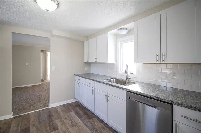 Building Photo - Updated 2 Bed 1 Bath