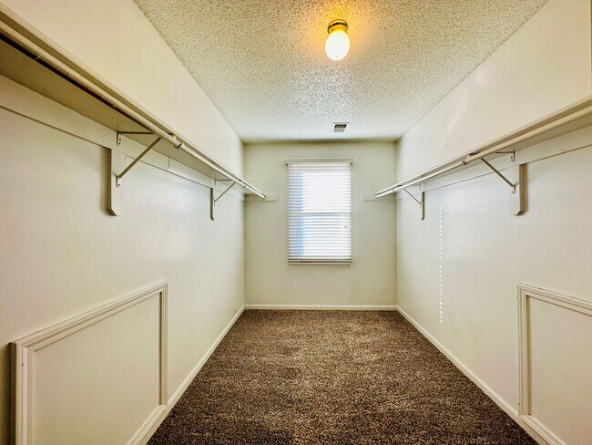 Building Photo - **BRAND NEW CARPETS** Beautiful Home in Bl...
