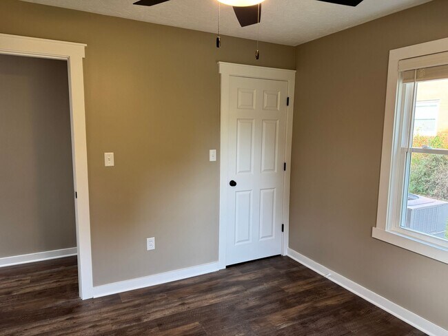 Building Photo - 516 Claremoor Ave