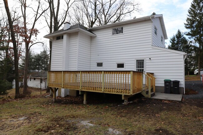 Building Photo - 264 S Main Rd