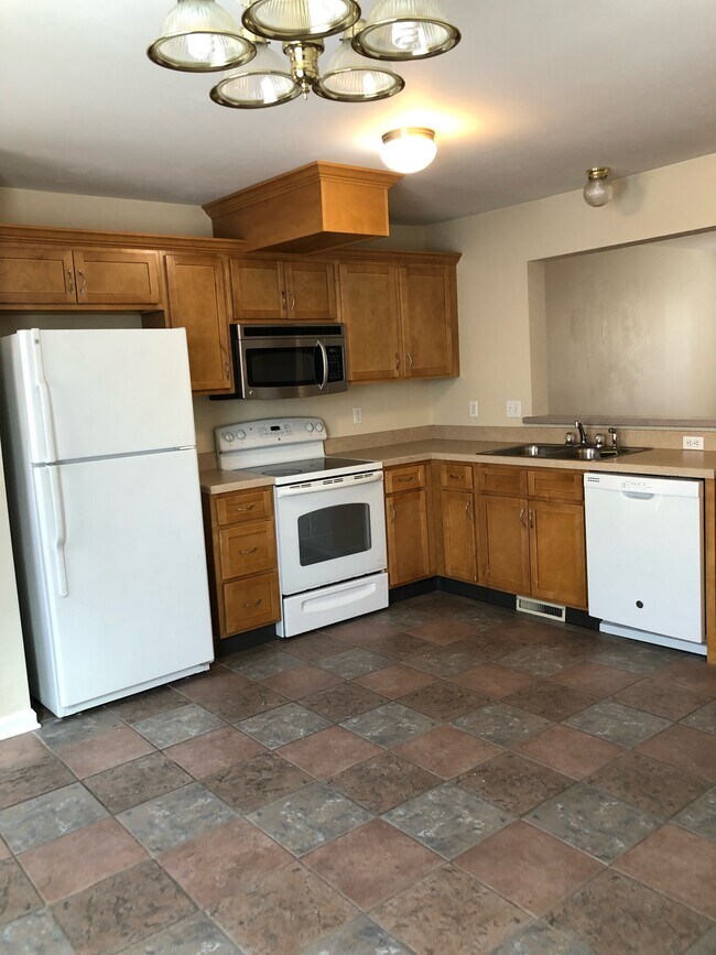 Kitchen - 1536 Highland Ave