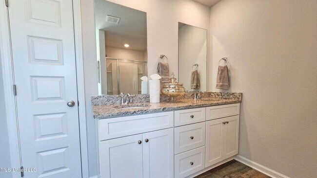 Building Photo - "Charming 3-Bedroom Home with 2 Full Baths...