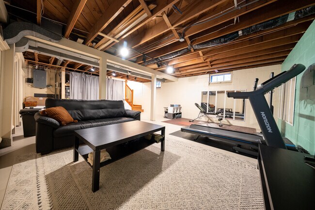 Building Photo - 2626 N Vincent Ave