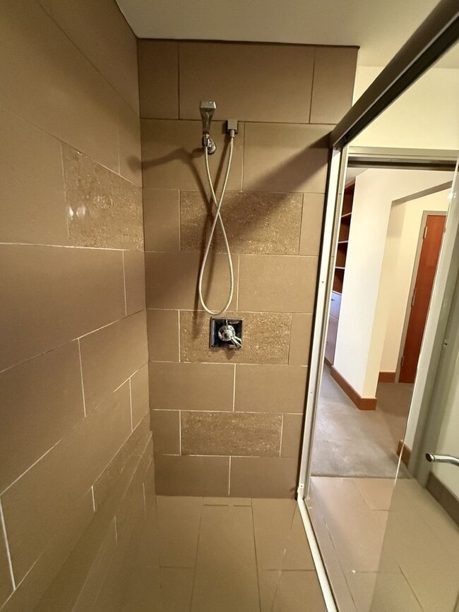 Building Photo - Luxury Apartment