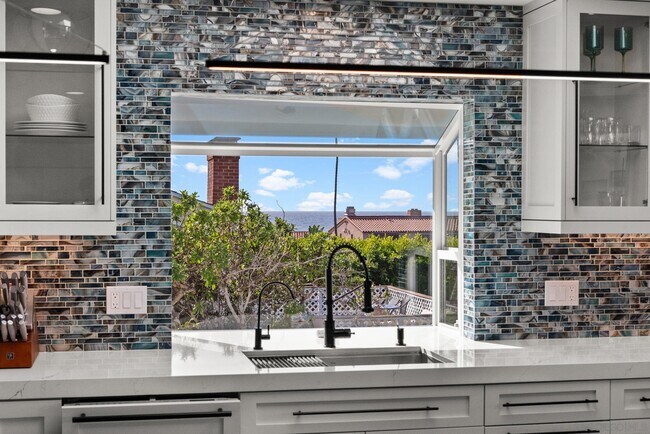 Building Photo - 7982 Roseland Dr