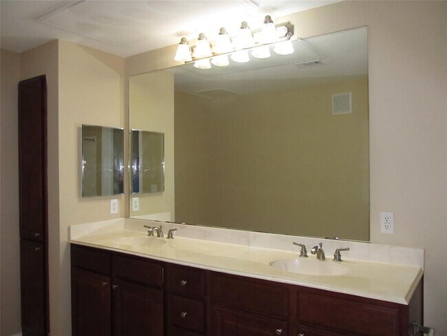 Building Photo - 7575 Kirby Dr
