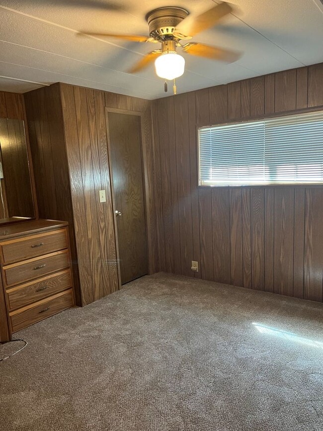 Building Photo - 3 Bedroom in Suburbs