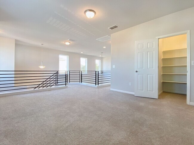 Building Photo - Beautiful and Spacious 4/BR 3.5/BA Modern ...