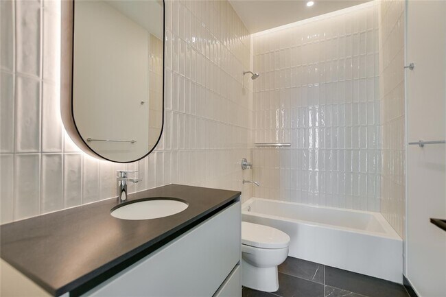 Building Photo - 610 Davis St