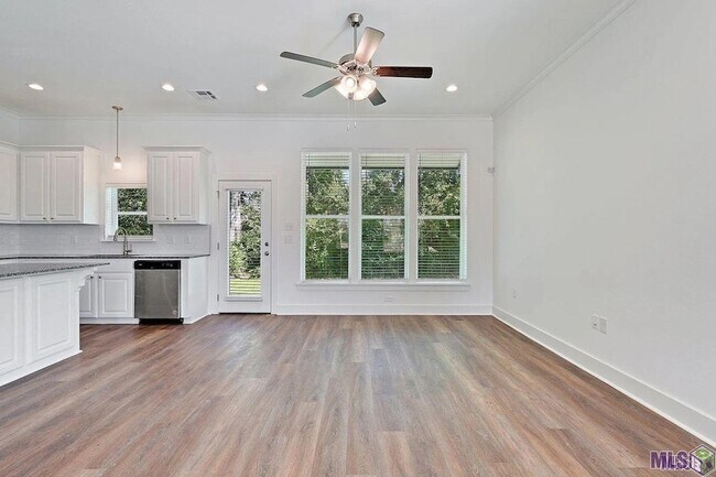 Building Photo - 601 Lake Shelf Dr