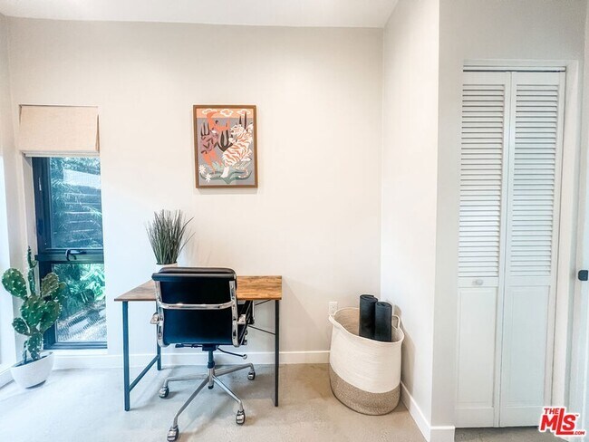 Building Photo - 3836 1/2 Seneca Avenue Unit