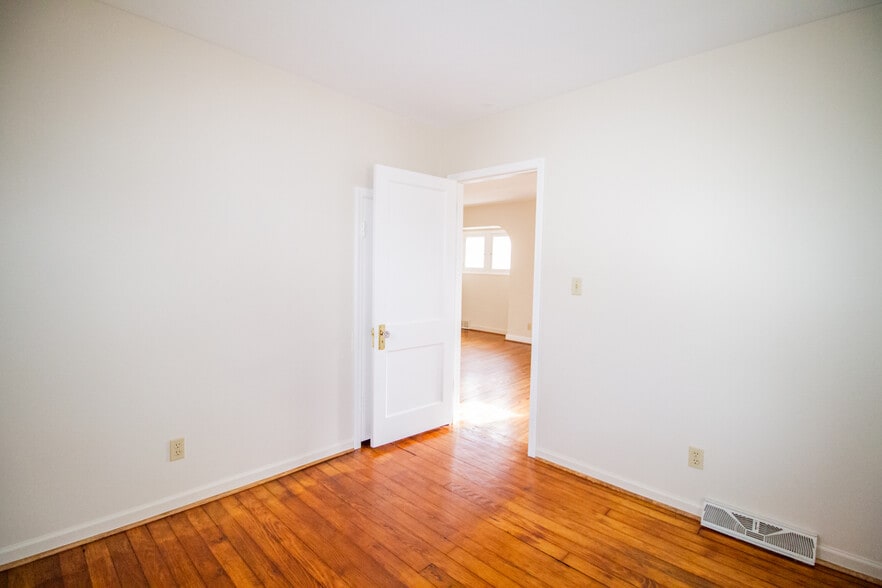 Building Photo - 4220 Caroline Ave