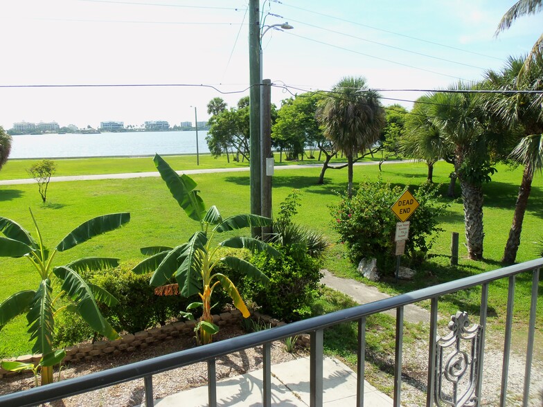 Building Photo - 230 S Lakeside Dr