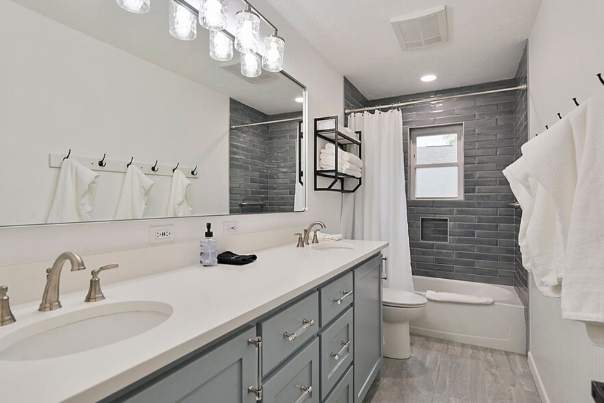 Building Photo - 1909 Langford St