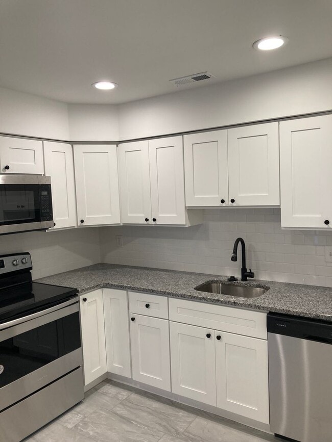 Building Photo - Renovated Crestwood Condo - 2 bedroom