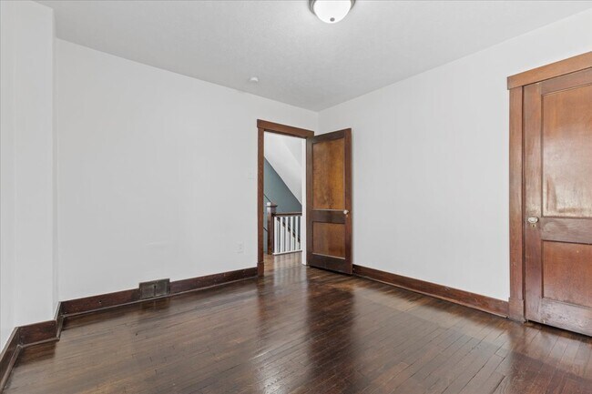 Building Photo - 2816 Clermont Ave