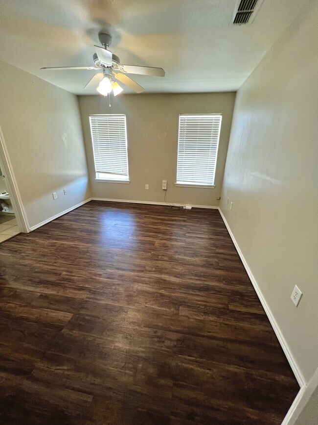 Building Photo - 510 N Brentwood Ave