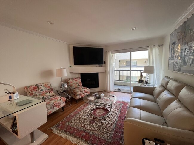 Living room - 5520 Owensmouth Ave