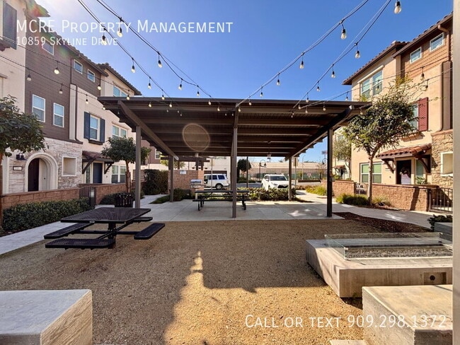 Building Photo - 10859 Skyline Dr