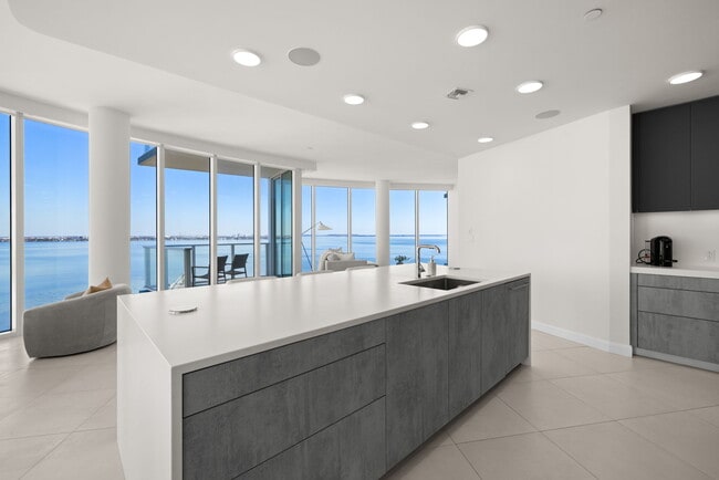 Building Photo - 2900 W Bay to Bay Blvd