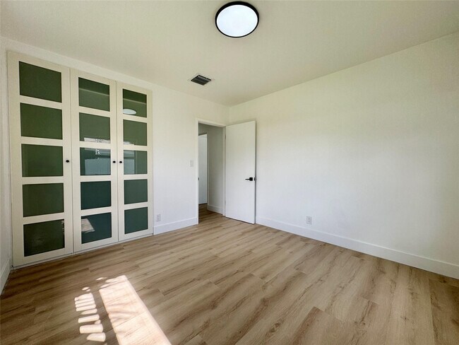 Building Photo - 1008 Mango Isle