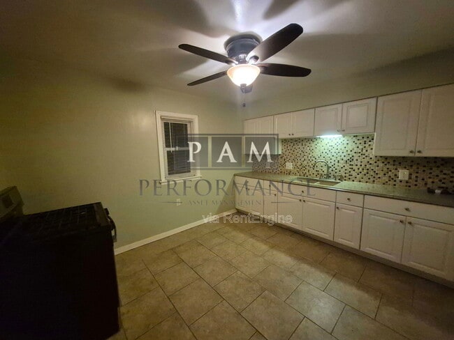 Building Photo - 1123 W Kendall Ave