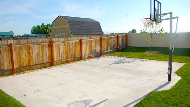 Building Photo - Large 4 Bedroom Home with Garden space, Basketball Court, Close to park!