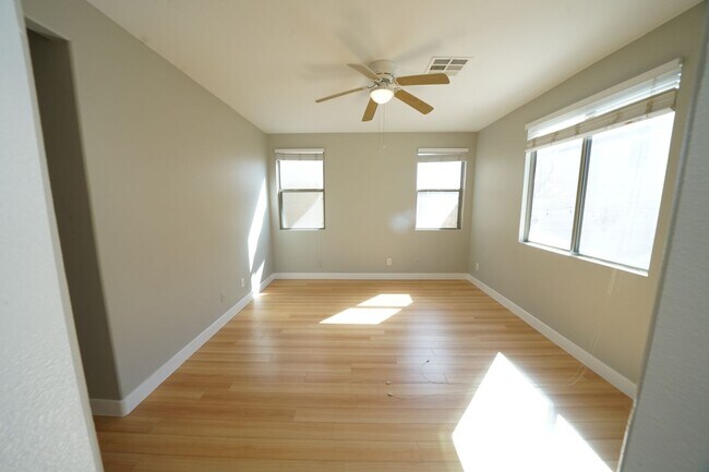 Building Photo - SHOWINGS AVAILABLE NOW