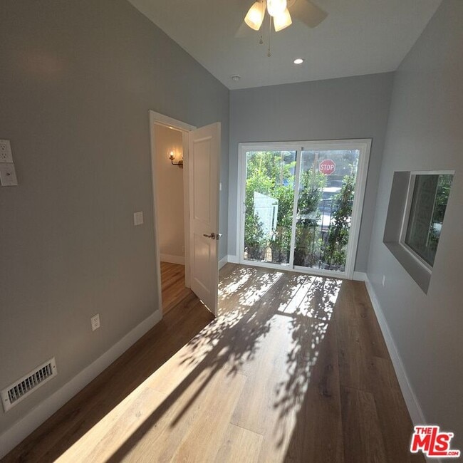 Building Photo - 418 S Roxbury Dr