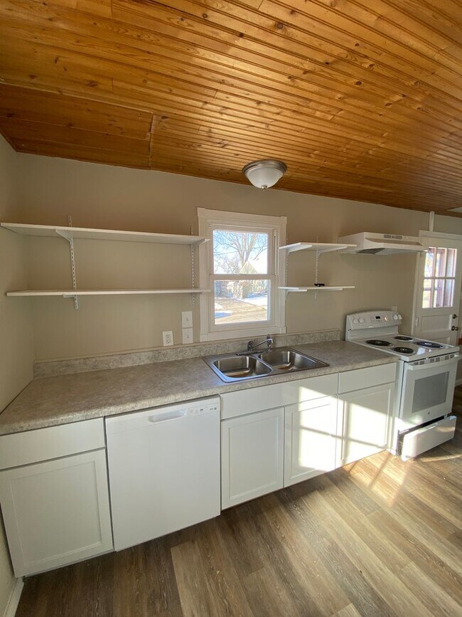 Building Photo - Updated 2 Bedroom 1 Bath