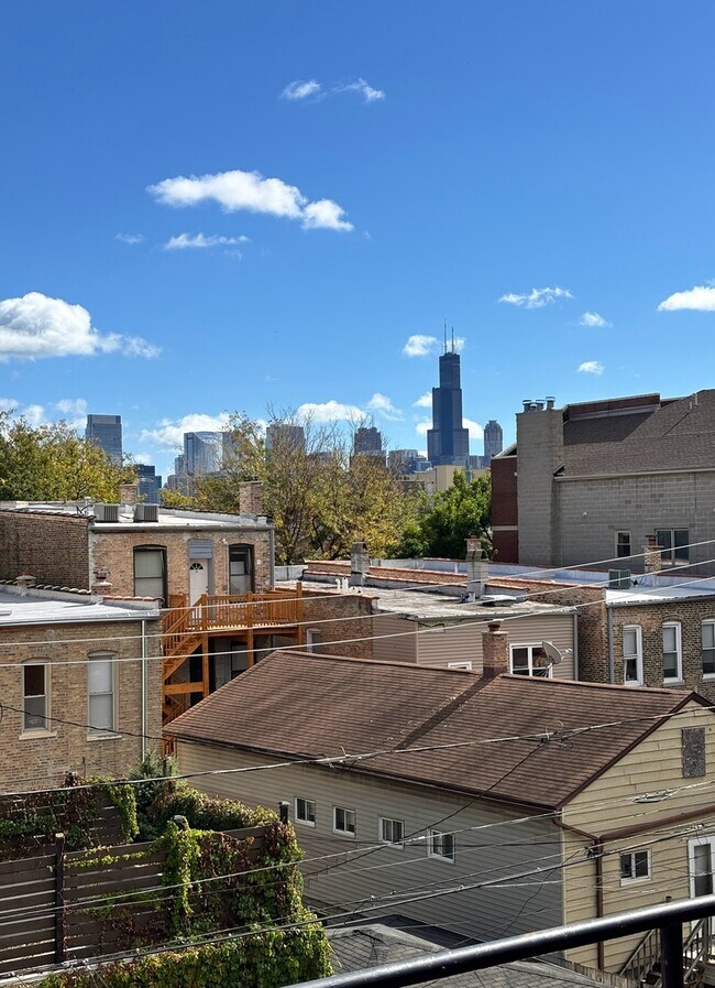 Building Photo - 869 N Paulina St