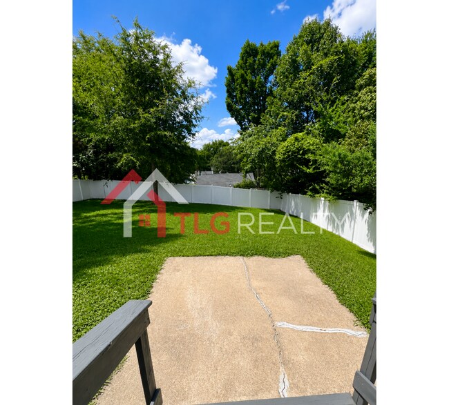 Building Photo - 3821 Rosedown Dr