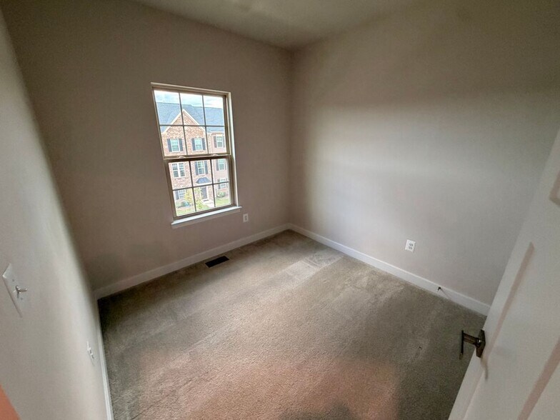 Building Photo - 14945 Townshend Ter Ave