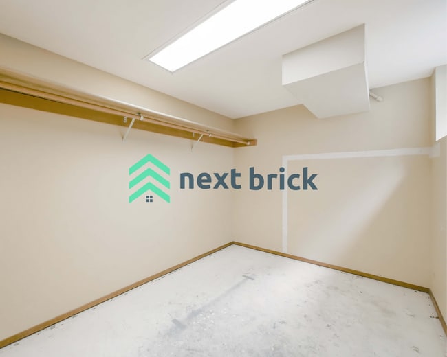 Building Photo - 4 Bed and 2 Bath Queen Anne Craftsman Hous...