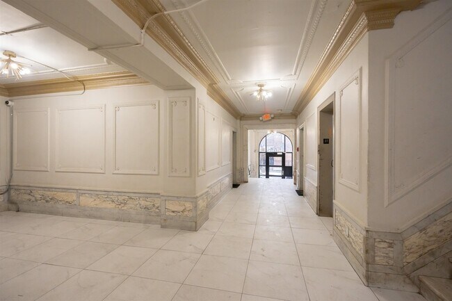 Building Photo - 565 Bergen Ave