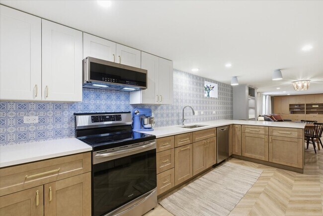 Building Photo - 9237 Lincolnwood Dr
