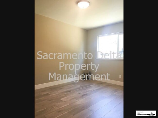 Building Photo - Charming 3 Bedroom 2 Bath Home in Rosemont