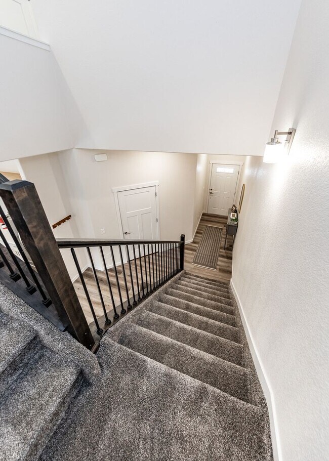 Building Photo - Fully Furnished 3 Bedroom 2.5 Bath Luxury Townhome by Garden of the Gods