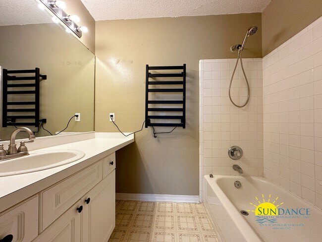Building Photo - Charming 3-Bedroom Home in Forest Oaks!
