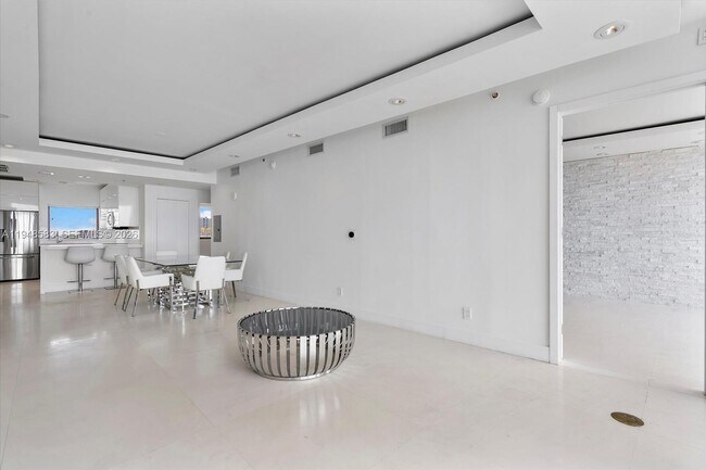 Building Photo - 601 NE 36th St