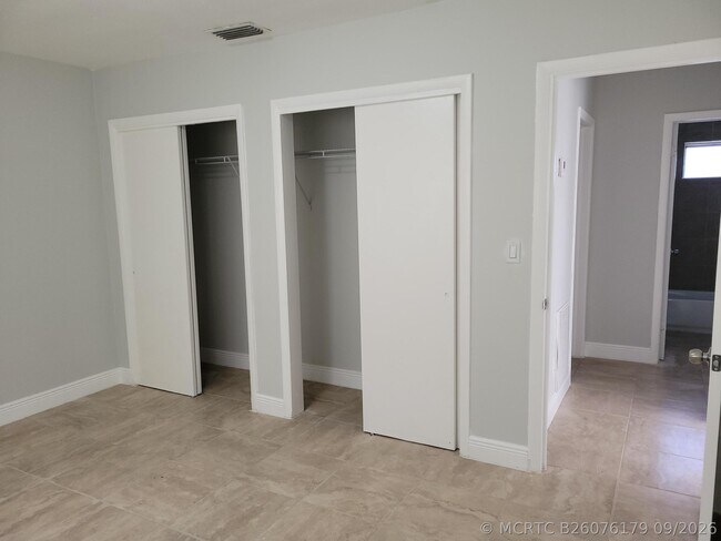 Building Photo - 651 NE 46th Ct
