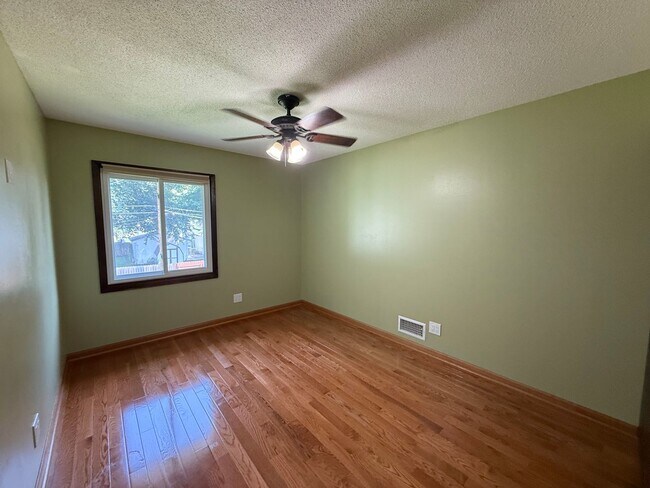 Building Photo - Modern 4 bed 2 Bath Split Level Single Fam...