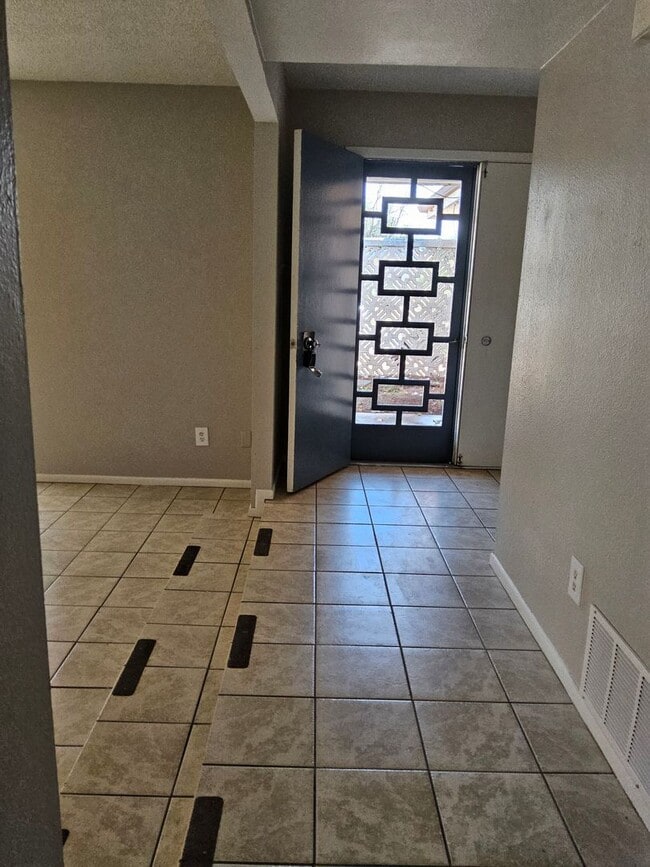 Building Photo - 3 Bedroom 2 Bath Home for Rent