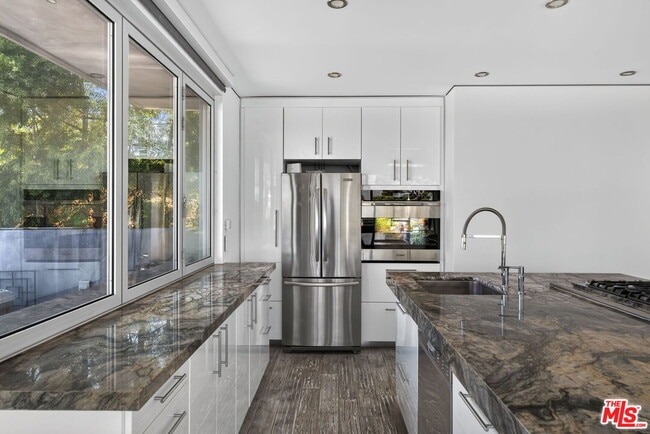 Building Photo - 9012 Crescent Dr