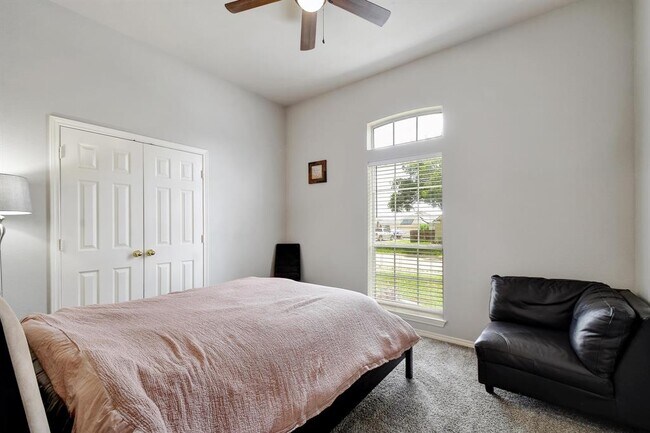 Building Photo - 2354 Oak Pebble