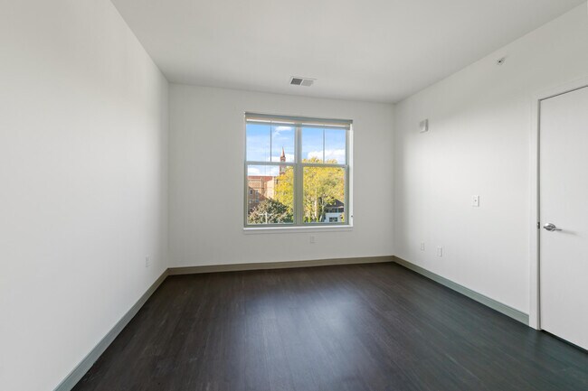 Building Photo - 2420 E Capitol Dr