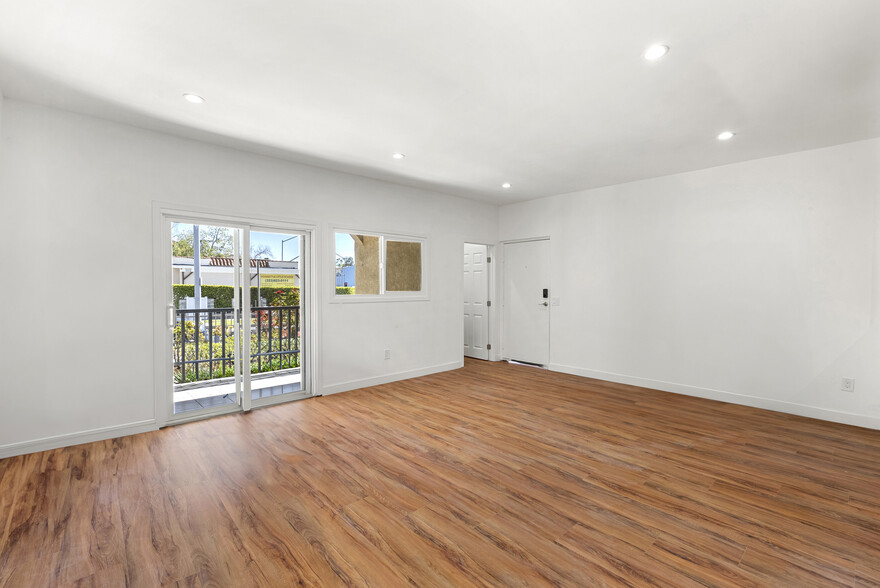 Building Photo - 1301 N Poinsettia Pl