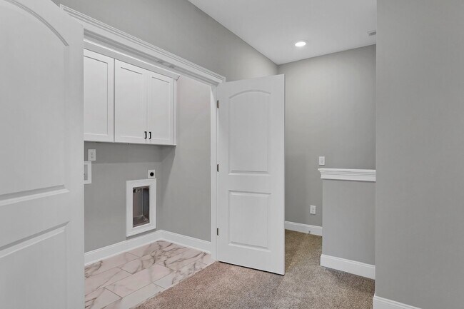 Building Photo - 835 Blue Bird Dr