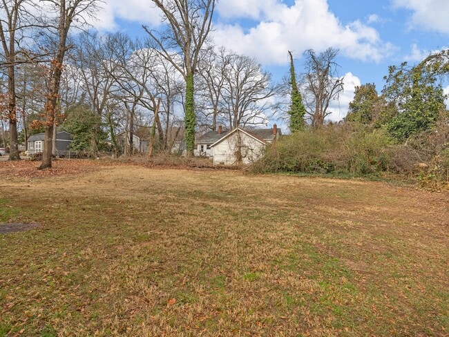 Building Photo - Charming two bedroom two and a half bathroom ready for you to call home!