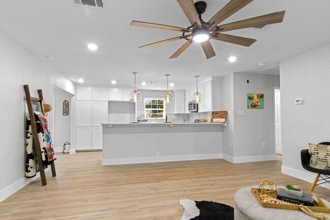 Building Photo - 15529 Pine St